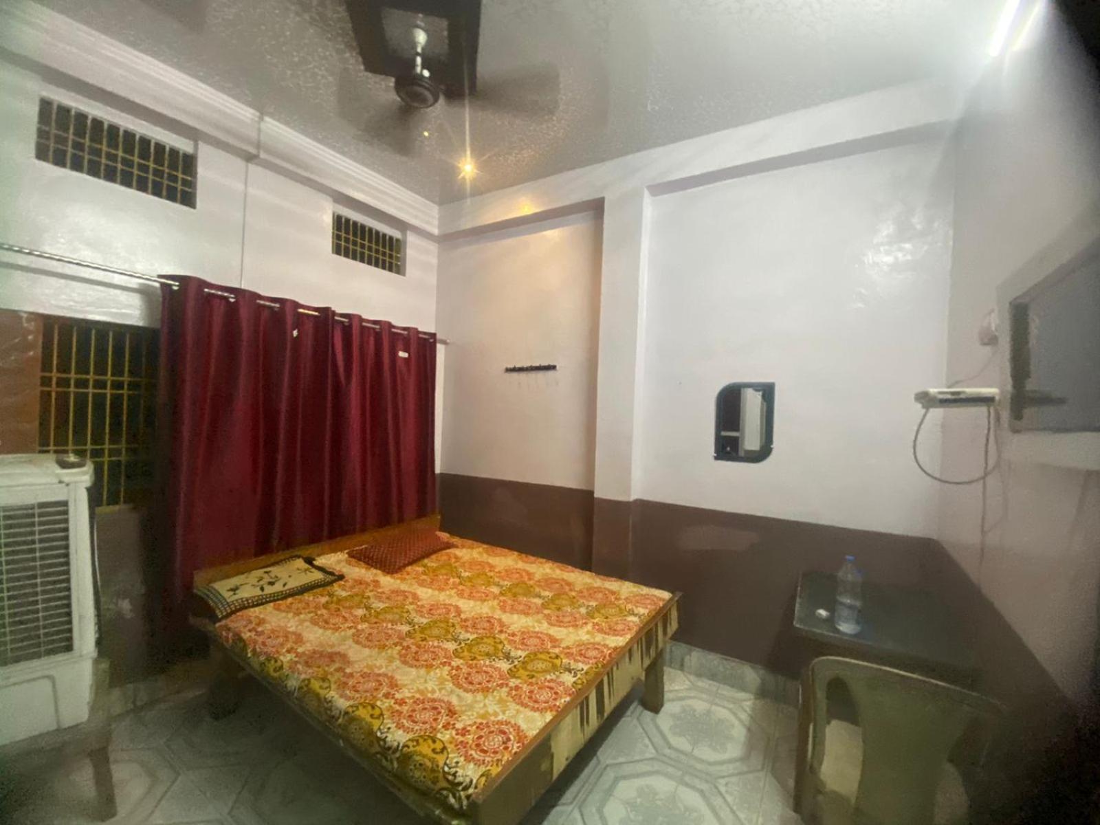 ורנאסי Hotel Yatri Niwas מראה חיצוני תמונה