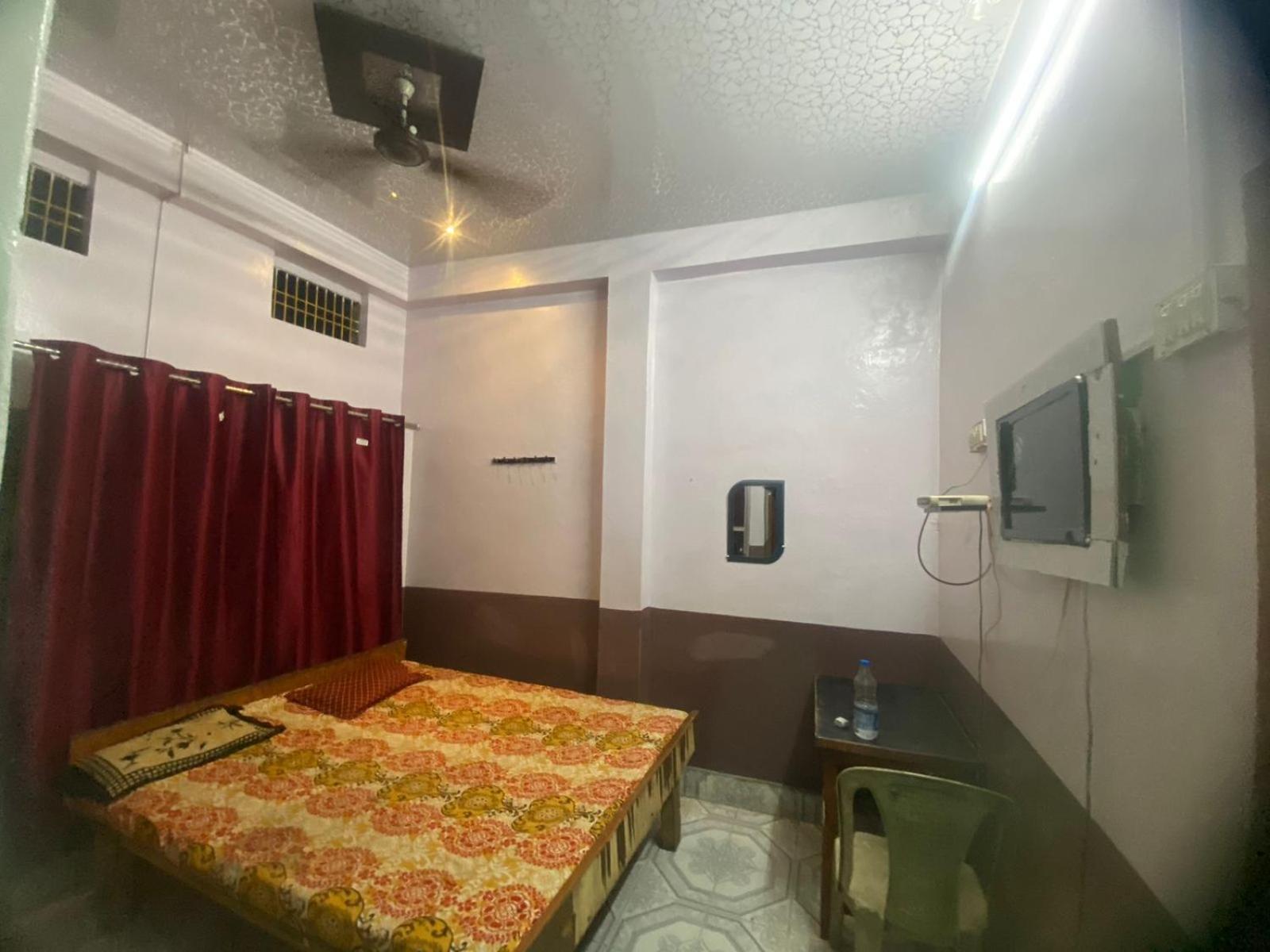 ורנאסי Hotel Yatri Niwas מראה חיצוני תמונה